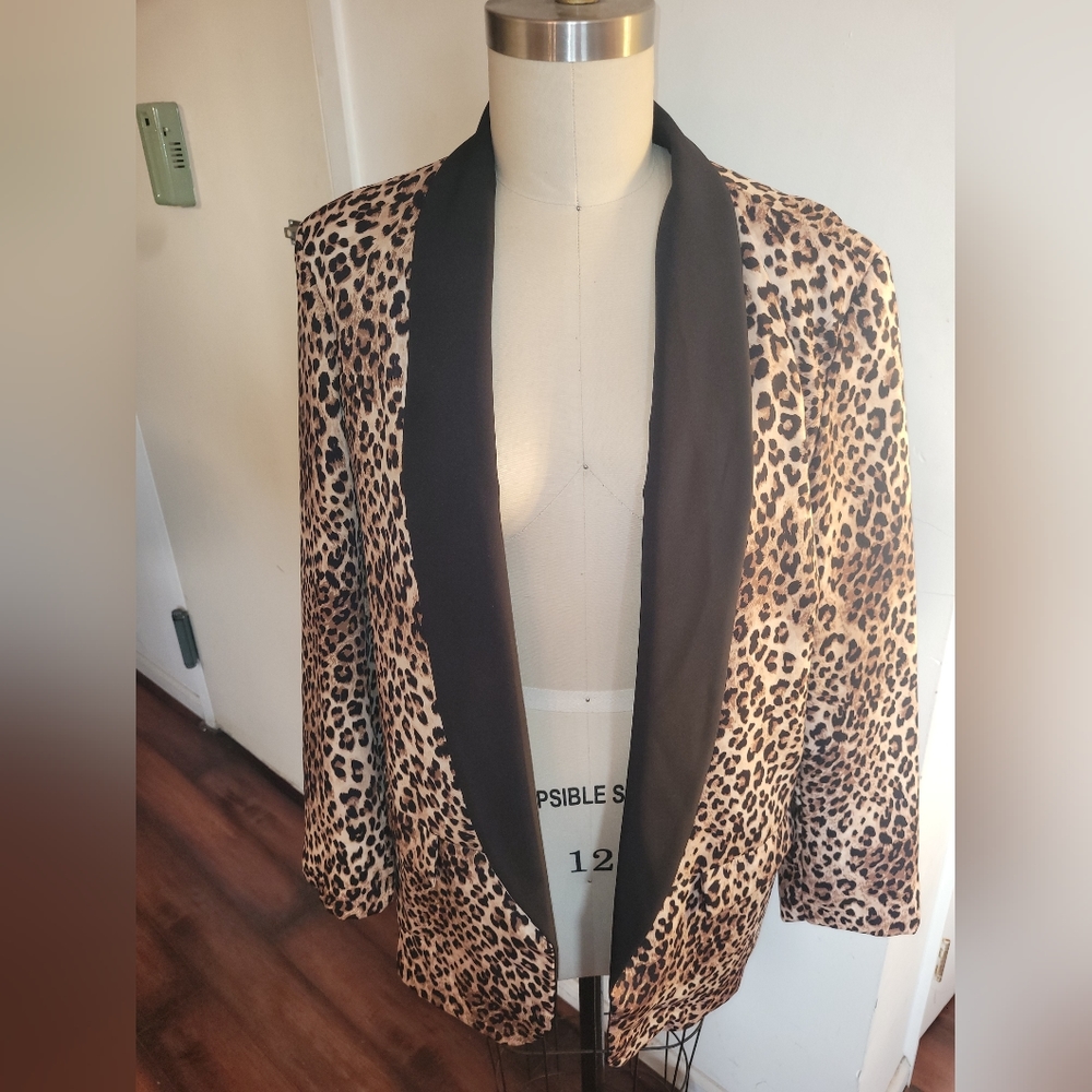 . Leopard blazer Black lapel